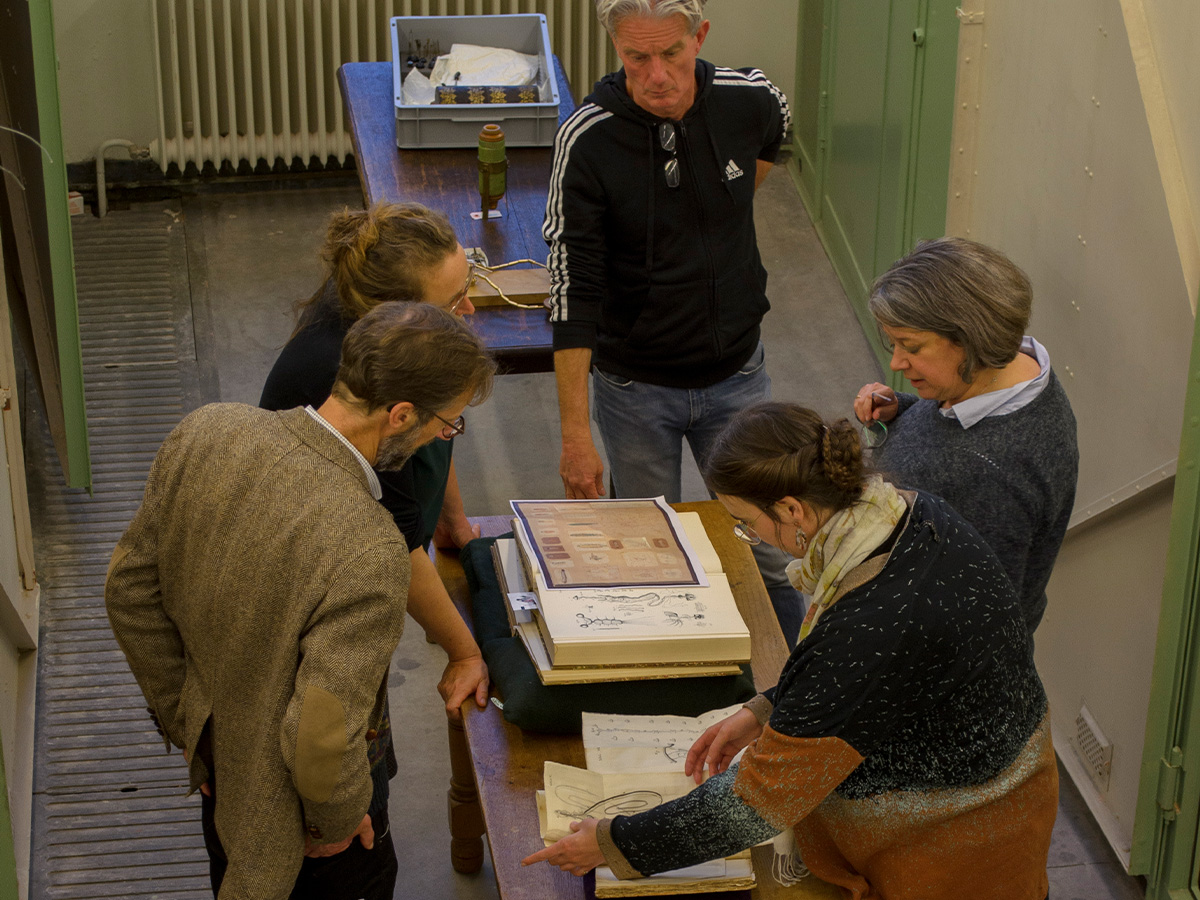 Studying texts and images during MicroLab2 at Rijksmuseum Boerhaave. November 2021