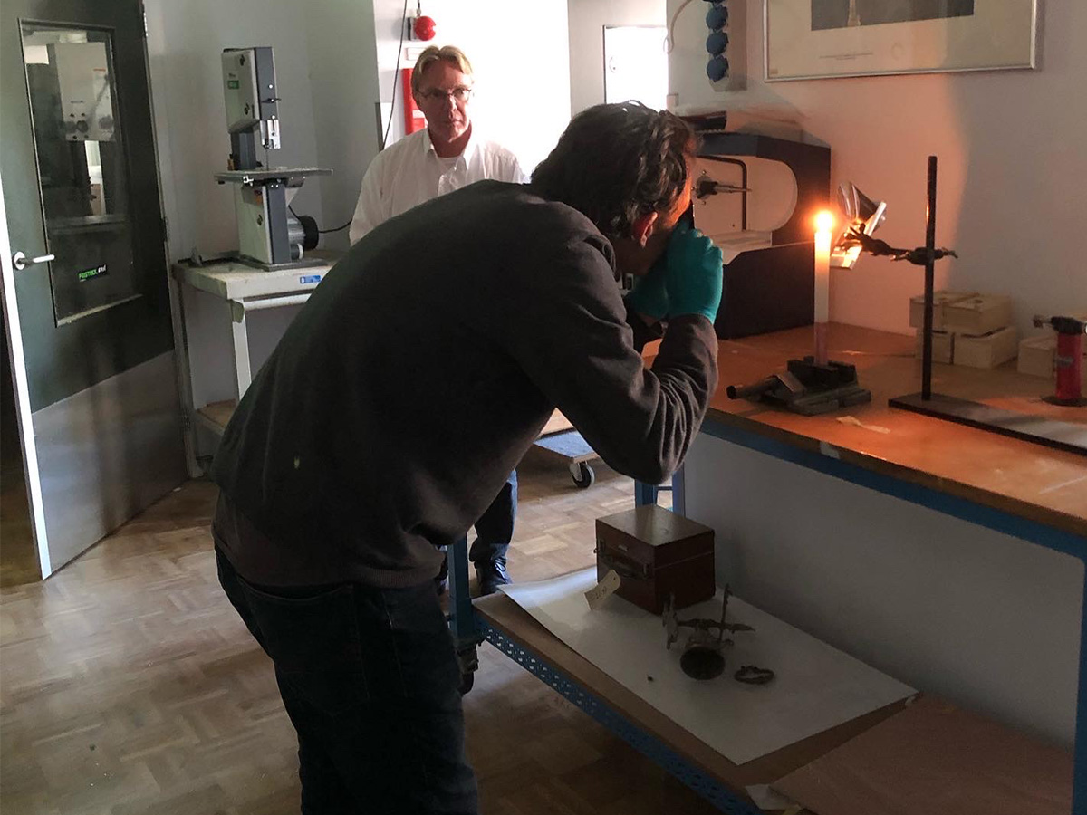 Tiemen peering through a replica Van Leeuwenhoek microscope by candlelight, MicroLab4 at Rijksmuseum Boerhaave. May 2022